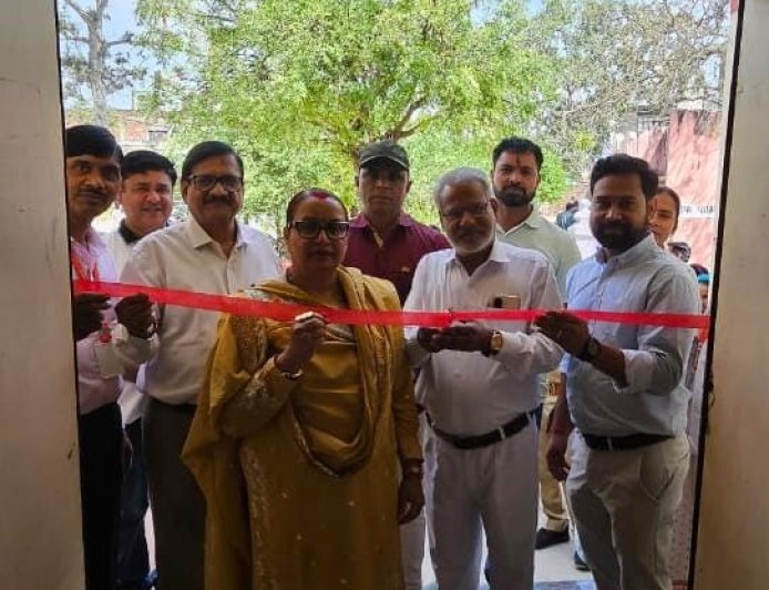 Hathras : सासनी सीएचसी में आयरन सुक्रोज सप्ताह का शुभारंभ, गर्भवती महिलाओं को फल और कढ़ाई वितरित