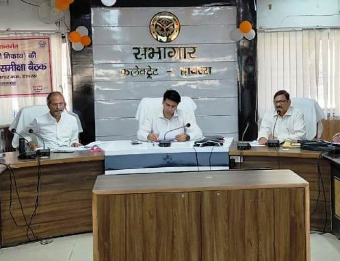 Hathras : जिलाधिकारी ने स्वास्थ्य सेवाओं की समीक्षा की, दिए सख्त निर्देश
