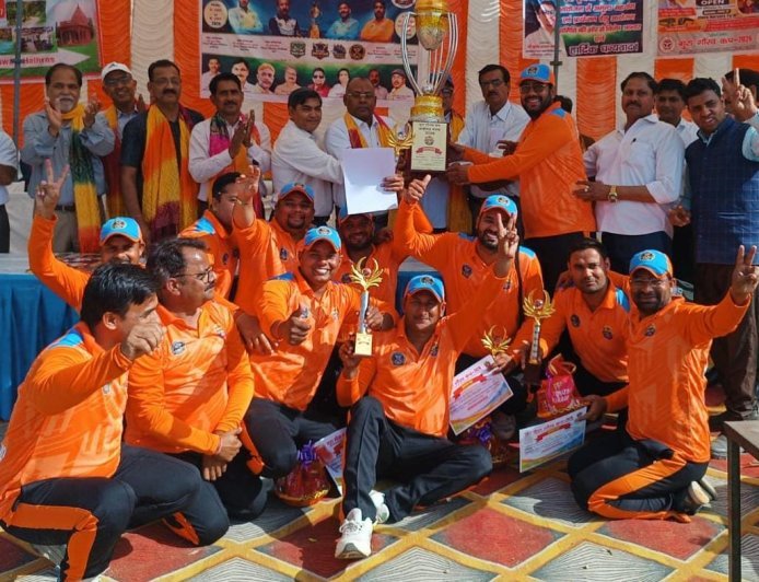 Hathras : हाथरस एलाइट ने गुरु गौरव कप 2026 का खिताब जीता, फाइनल में अलीगढ़ स्कॉलर्स को हराया