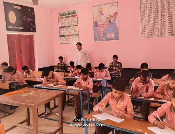 Raebareli : परिषदीय स्कूलों की वार्षिक परीक्षाएं शुरू, पहले दिन मौखिक परीक्षा और भोजन के लिए शिक्षकों ने की मेहनत