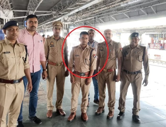 Prayagraj : प्रयागराज जंक्शन पर फर्जी आरपीएफ दरोगा गिरफ्तार, तीन महीने से यात्रियों से कर रहा था वसूली