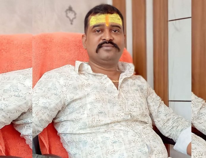 Gorakhpur: गोरखपुर में पूर्व पार्षद की दिनदहाड़े हत्या, हमलावरों ने गोली मारकर चाकू से किया हमला।