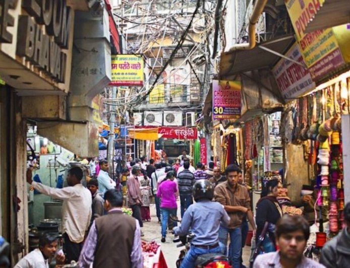 चांदनी चौक का ऐतिहासिक कायाकल्प: बिजली के लटकते तारों के जाल से मुक्त हुई पुरानी दिल्ली की विरासत।