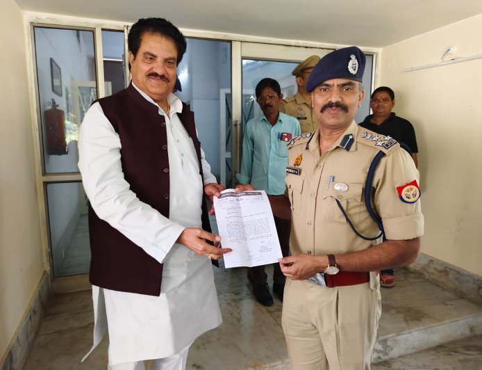 Sambhal : ईद पर नमाज़ियों पर हेलीकॉप्टर से पुष्प वर्षा की मांग, सपा नेता डीआईजी से मिले