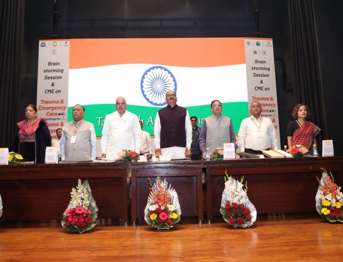 Lucknow : प्रदेश सरकार का लक्ष्य-प्रदेश के प्रत्येक नागरिक को समय पर और बेहतर आपातकालीन चिकित्सा सेवाएं हों उपलब्धः बृजेश पाठक, उप मुख्यमंत्री