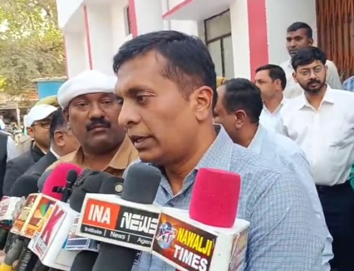 Ballia: विकास कार्यों व स्वास्थ्य सेवा मे लापरवाही पर कमिश्नर सख्त, अवैध गतिविधियों पर कार्रवाई के दिये निर्देश।