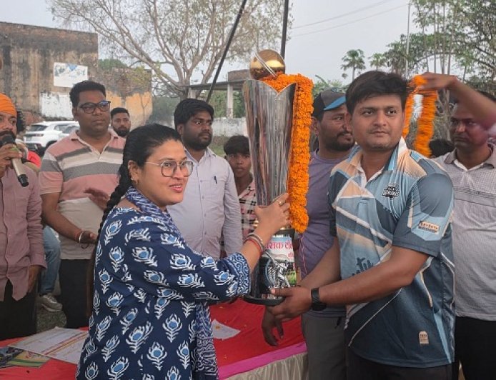 Ballia: भाजपा नेत्री स्मृति सिंह ने बेसिक शिक्षक क्रिकेट प्रतियोगिता का शुभ आरम्भ रतसर इंटर कॉलेज में किया।