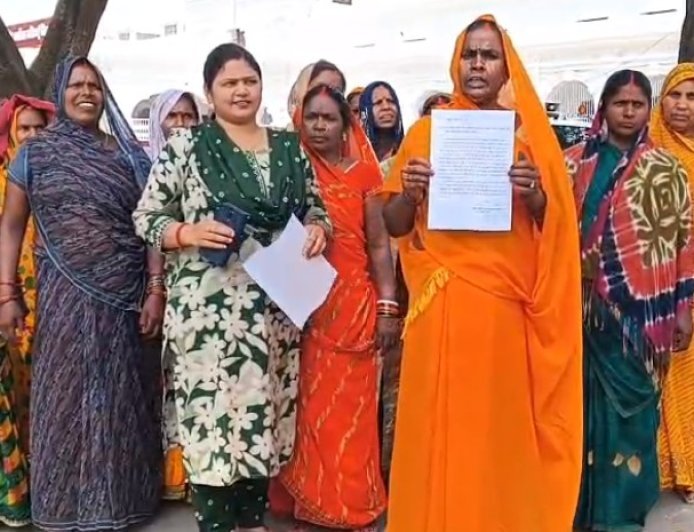 Ballia: कच्ची शराब को लेकर महिलाओं का प्रदर्शन,पुलिस पर लगाया वसूली का आरोप।