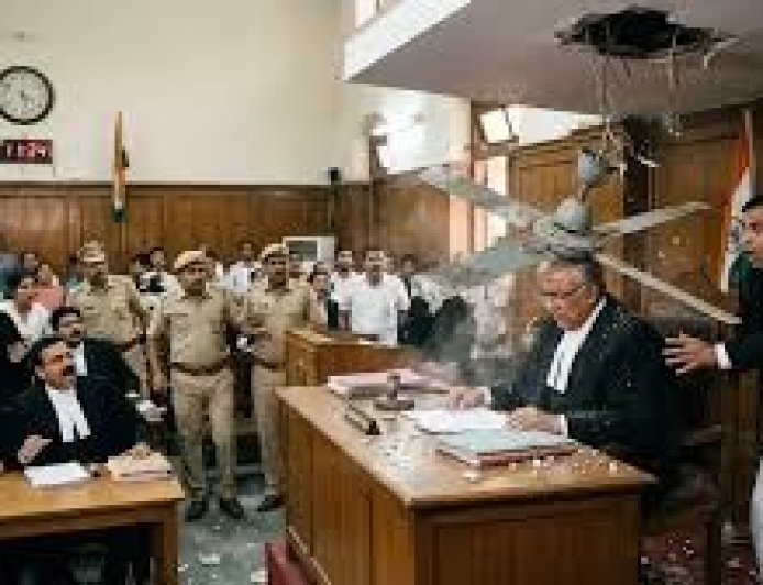 इंदौर जिला अदालत में खौफनाक हादसा: सुनवाई के दौरान जज की कुर्सी पर गिरा चलता हुआ सीलिंग फैन, महिला न्यायाधीश के सिर और कंधे में आई चोट।