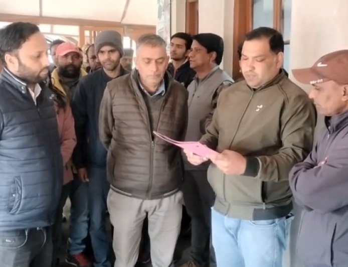 Mussoorie : भाजपा मंडल अध्यक्ष पर अधिशासी अभियंता के साथ अभद्र व्यवहार का आरोप, कर्मचारियों का विरोध, माफी के बाद मामला शांत