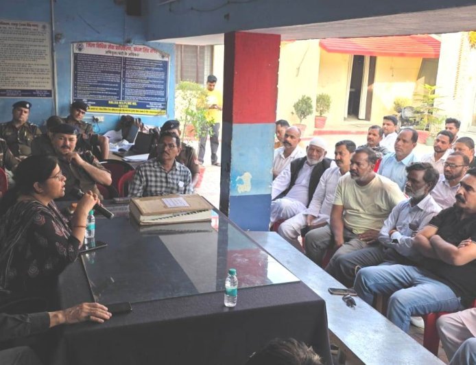 Bajpur : ईद उल फितर और नवरात्र के लिए शांति बैठक, एसडीएम अमृता शर्मा ने समस्याओं का समाधान का आश्वासन दिया