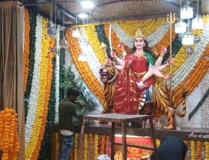 Sambhal : नवरात्र से पहले सजा सम्भल का चामुंडा मंदिर, रोज़ाना हजारों श्रद्धालुओं के पहुंचने की उम्मीद