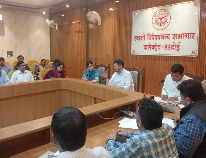 Hardoi: जिलाधिकारी अनुनय झा की अध्यक्षता में CSR फंड की बैठक सम्पन्न, निर्माण कार्य में तेजी व पारदर्शिता के निर्देश। 