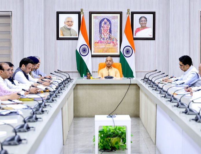 Lucknow : मुख्यमंत्री योगी का सख्त संदेश, त्योहारों पर शांति सर्वोपरि, माहौल बिगाड़ने वालों के विरुद्ध होगी कठोर कार्रवाई