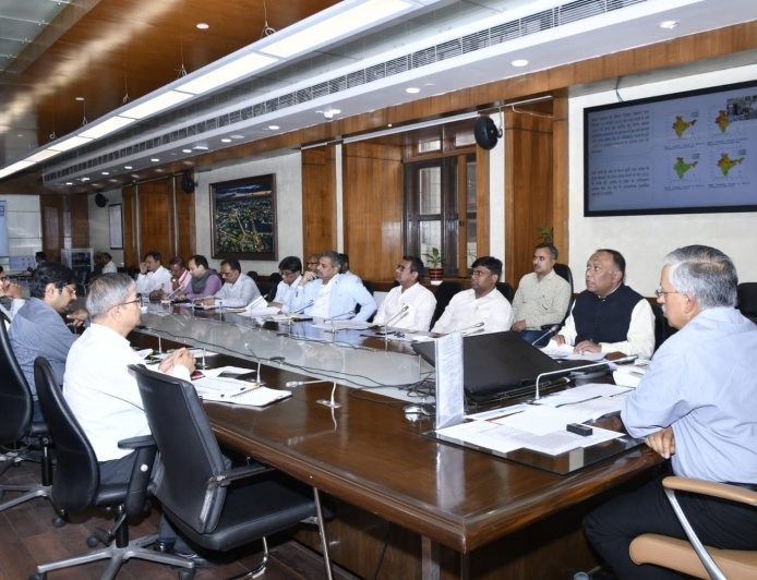 Lucknow : वीडियो कॉन्फ्रेन्सिंग के माध्यम से सभी मण्डलायुक्तों एवं जिलाधिकारियों के साथ साप्ताहिक समीक्षा बैठक सम्पन्न