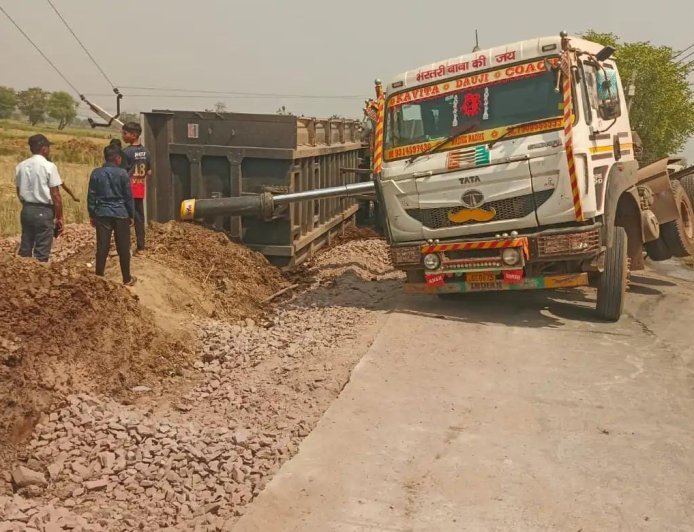 Hathras : सासनी में डम्पर पलटने से बिजली के खंभे टूटे, चालक और परिचालक सुरक्षित बचे