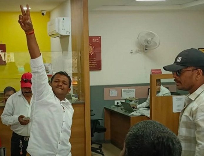 13 लाख का कर्ज चुकाया पर नहीं मिली एनओसी: आईडीएफसी बैंक में किसान ने परिवार संग लगाए ठुमके।