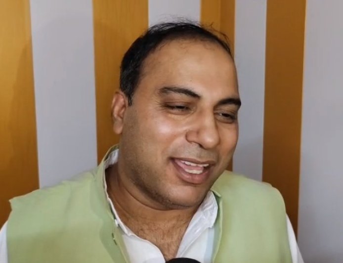 Sambhal: धुरंधर फिल्म पर विवाद, प्रोड्यूसर अमित जानी का बड़ा बयान—'अतीक अहमद को दिखाना प्रोपेगेंडा नहीं'। 