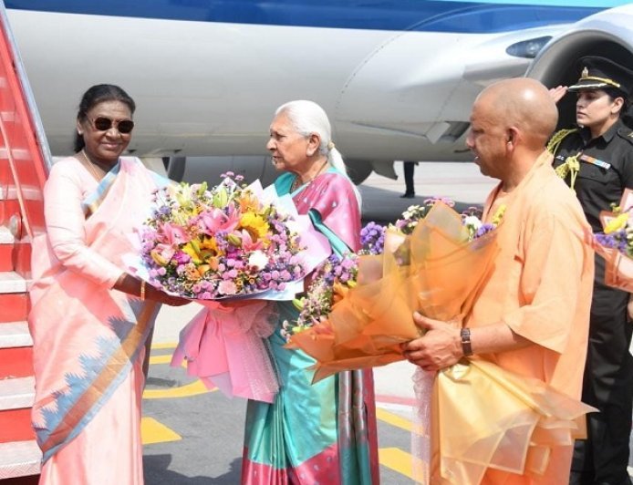 Ayodhya: रामनगरी में राज्यपाल व मुख्यमंत्री ने किया राष्ट्रपति का स्वागत, महापौर ने देश की प्रथम नागरिक को सौंपी ‘नगर की चाबी’। 