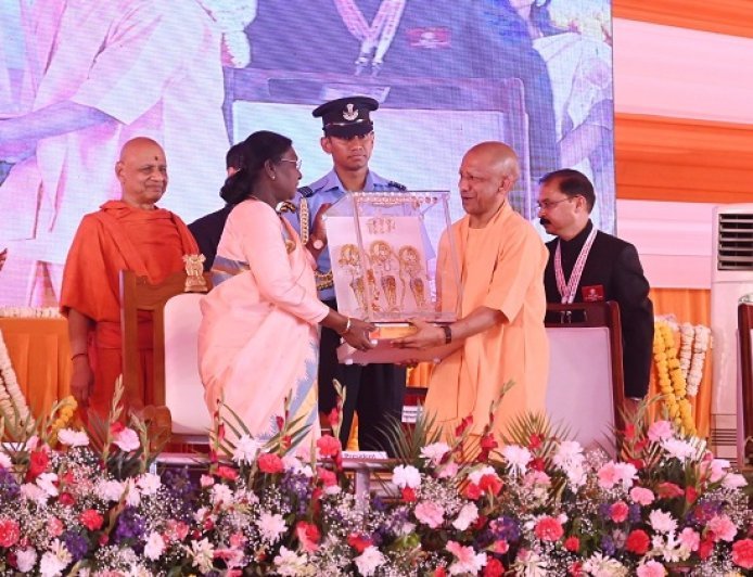 Ayodhya: चैत्र नवरात्रि पर राष्ट्रपति द्रौपदी मुर्मु ने अयोध्या में श्रीराम यंत्र की कराई प्रतिष्ठापना, रामलला के चरणों में अर्पित की श्रद्धा। 