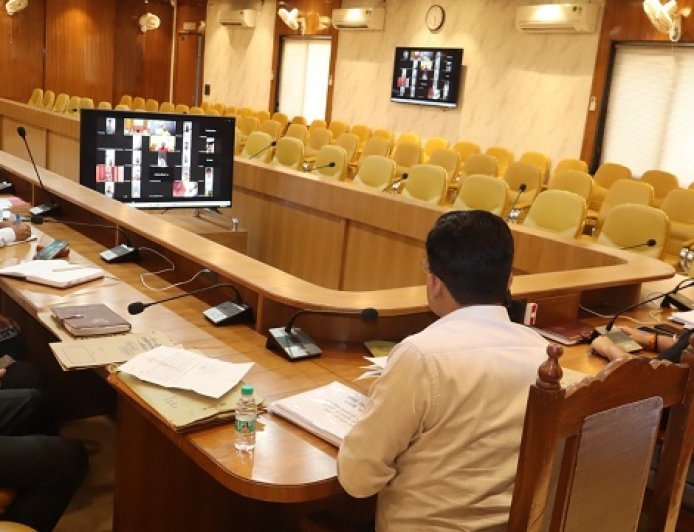 Hardoi: जिलाधिकारी की अध्यक्षता में साल के प्रथम संचारी रोग अभियान की जिला टास्क फ़ोर्स बैठक संपन्न, ज़ूम के माध्यम से मिले कड़े निर्देश।