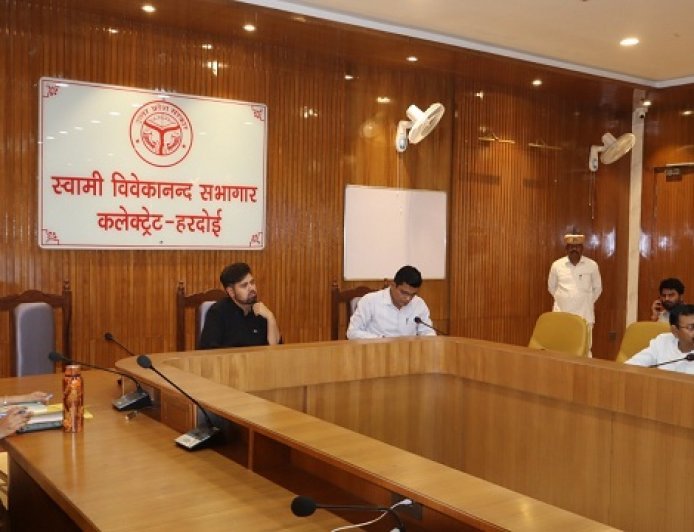 Hardoi: 15वें वित्त आयोग के कार्यों में तेजी के निर्देश, डीएम अनुनय झा ने प्रस्तावों को दी स्वीकृति। 