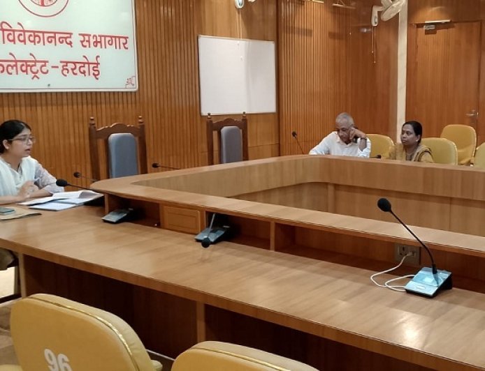 Hardoi: सड़क सुरक्षा पर सख्त निर्देश: सीडीओ सान्या छाबड़ा ने झाड़ियों की छंटाई और ई-रिक्शा संचालन व्यवस्था दुरुस्त करने के दिए आदेश। 