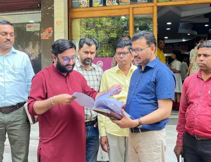 Agra : निजी स्कूल और प्राइवेट किताबों के गठजोड़ के खिलाफ पापा संस्था का जोरदार प्रदर्शन 