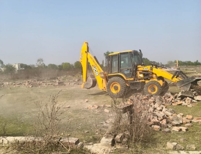 Lucknow : इंदिरा नगर में ओम साईं ग्रीन सिटी समेत 13 अवैध प्लाटिंग पर चला बुलडोजर