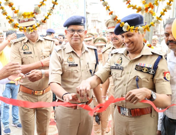 Hathras : सासनी गेट चौराहे पर हाईटेक यातायात पुलिस बूथ का उद्घाटन