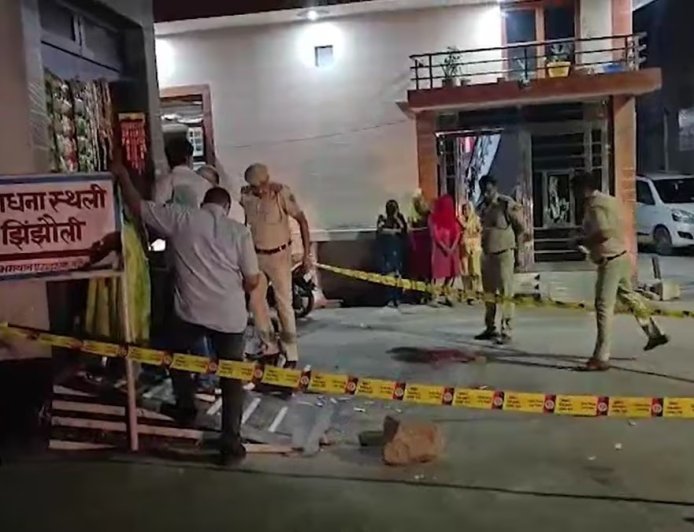 दिल्ली में खूनी खेल: घर में घुसकर बदमाशों ने बरसाईं अंधाधुंध गोलियां, बेटे की मौके पर मौत और तीन घायल