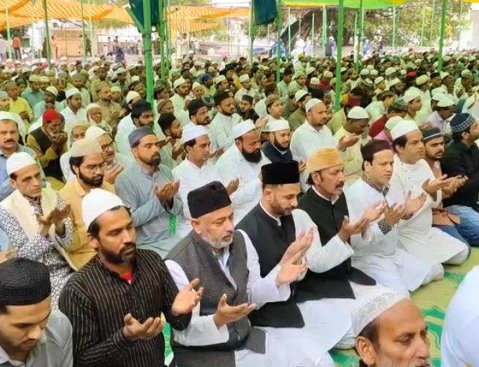 Sambhal : बारिश में भी अदा हुई अलविदा जुमा की नमाज़, सांसद बर्क बोले युद्ध रुकवाने की क्षमता तो आगे आए भारत