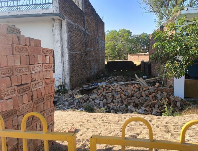 Ayodhya : अयोध्या के बभनियावां गांव में जमीन पर नमाज को लेकर विवाद, कोर्ट आदेश की अनदेखी का आरोप