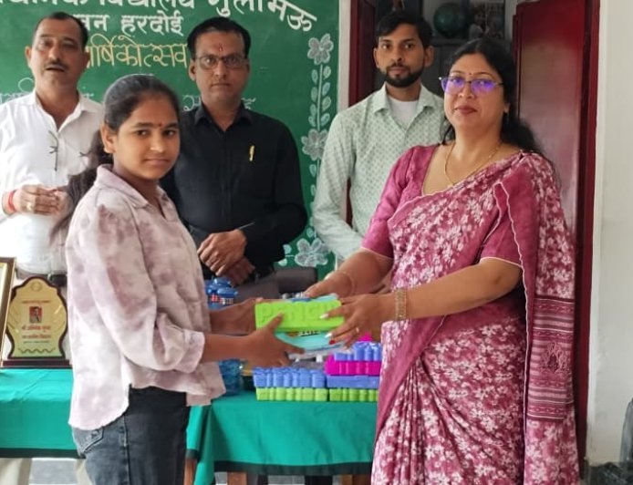 Hardoi : उच्च प्राथमिक विद्यालय गुलामऊ में कक्षा 8 के छात्र-छात्राओं का भावुक विदाई समारोह