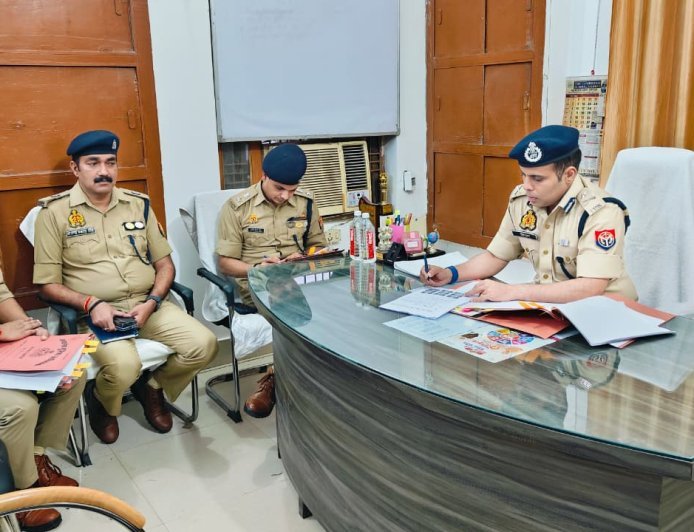 Hardoi : पुलिस महानिरीक्षक किरण एस ने थाना कोतवाली शहर और टडियावां का निरीक्षण किया
