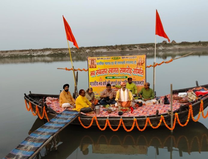 Ambedkarnagar : अंबेडकरनगर में सरयू नदी पर 21 हजार 551 दीपों से महाआरती, अलौकिक छटा बिखरी