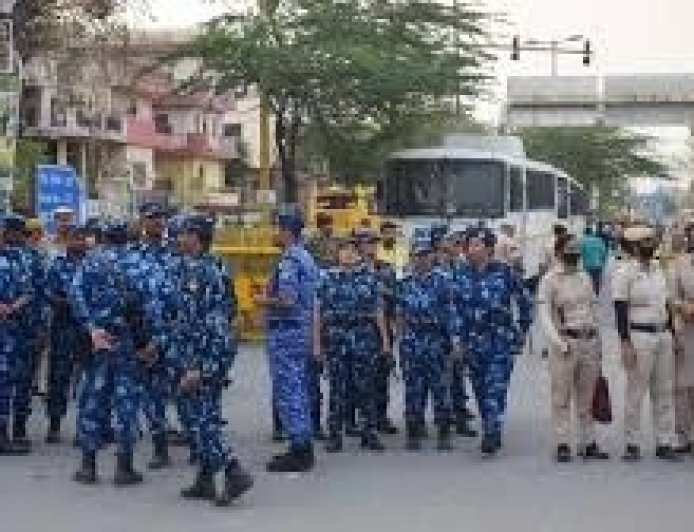 दिल्ली के उत्तम नगर में ईद की रौनक पर सुरक्षा का साया: भारी पुलिस बल के बीच नमाज और शांति की अपील