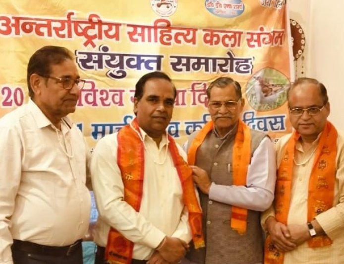 Sambhal : 'चूहे मार दवाई से नहीं मरते चूहे'… कविता के मंच से गूंजा व्यंग्य, गौरैया और साहित्य के नाम यादगार आयोजन