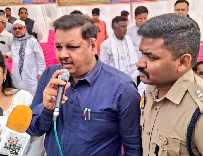 Amethi : जिलाधिकारी और पुलिस अधीक्षक ने जायस में ईद की नमाज की व्यवस्था देखी, शांति और भाईचारे की अपील की