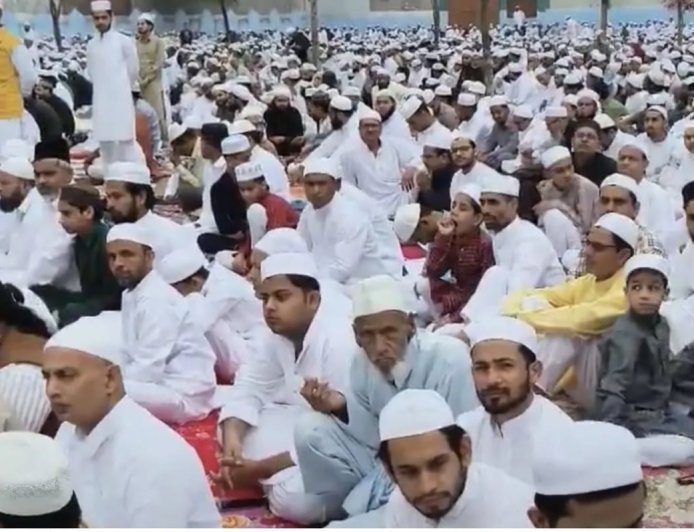 Moradabad : मुरादाबाद में ईद-उल-फितर की नमाज दो पालियों में शांतिपूर्ण ढंग से अदा हुई, बारिश और कीचड़ के बावजूद उत्साह बरकरार