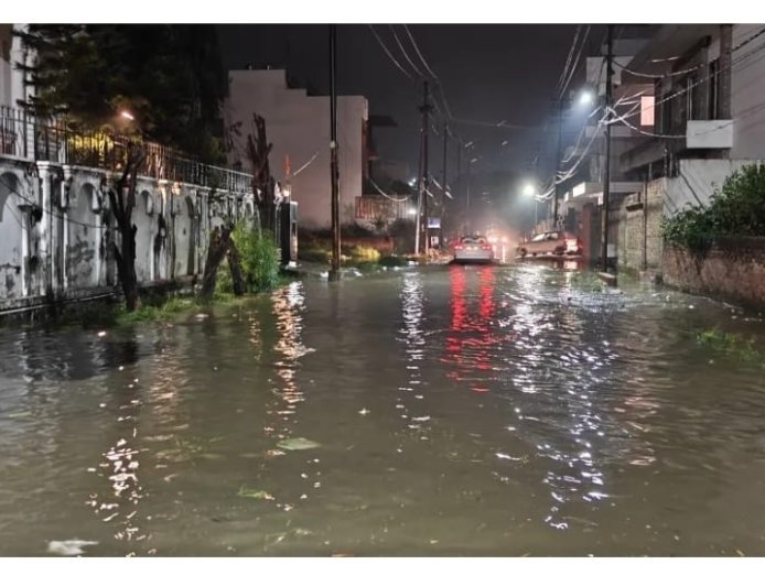 Moradabad : तीन घंटे की मूसलाधार बारिश से शहर पानी-पानी, एमडीए और आवास विकास कॉलोनियां डूबीं