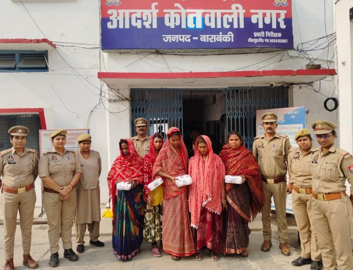 Barabanki : भीड़-भाड़ वाली जगहों पर चोरी करने वाली पांच महिलाएं गिरफ्तार, आभूषण और नकदी बरामद