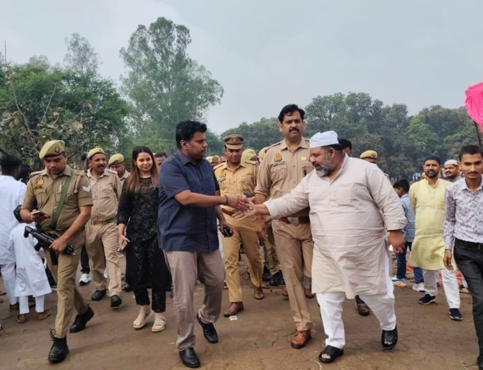 Sitapur : ईद-उल-फितर हर्षोल्लास के साथ मनाई गई, नमाज के बाद अमन-भाईचारे की दुआ मांगी