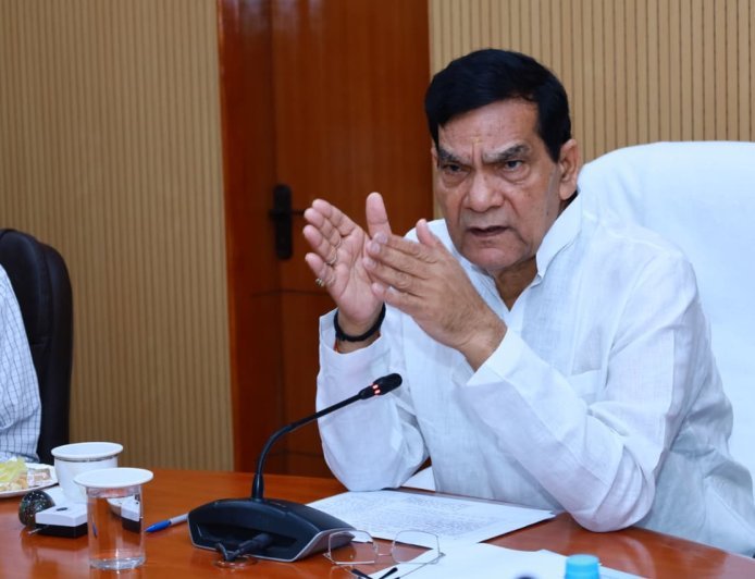 Lucknow : नगरीय निकायों में लघु उद्योगों को बढ़ावा देने हेतु नगर विकास एवं ऊर्जा मंत्री ए के शर्मा ने संगम सभागार में की बैठक