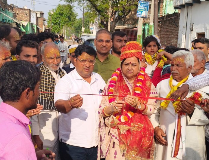 Hathras : कपूरा गांव में मां काली की भव्य शोभायात्रा निकली, पूरा गांव भक्ति में डूबा