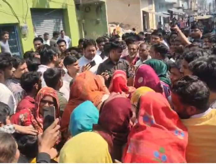 Sambhal : अवैध शराब के शक में बेकाबू भीड़ का कहर: घर पर धावा, मां-बेटे की पिटाई, कई मकानों में तोड़फोड़