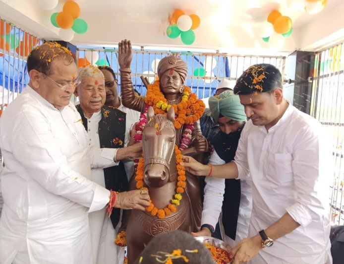 Bajpur : यशपाल आर्य ने ग्राम खम्बारी में राजा जगतदेव महाराज की दिव्य प्रतिमा का अनावरण किया