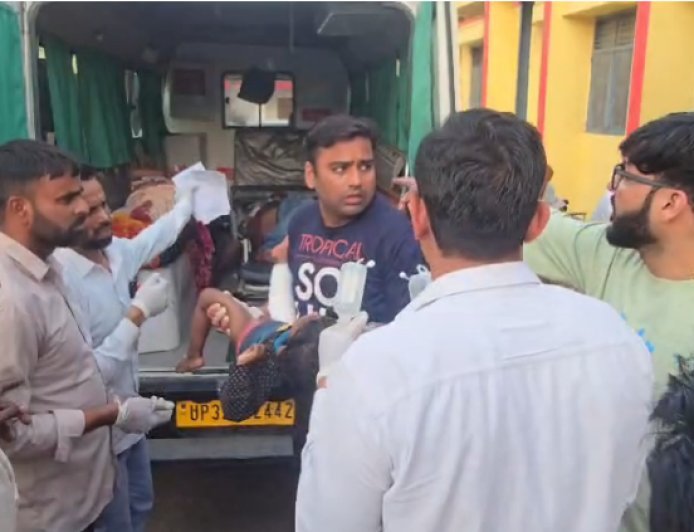 Sambhal : सम्भल में भीषण सड़क हादसा: कार-टैंपो की टक्कर में तीन की मौत, नौ घायल