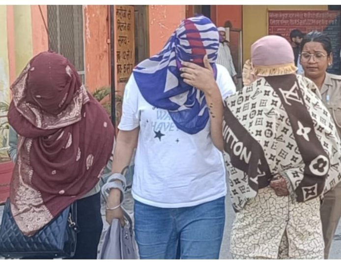 Moradabad : मुरादाबाद पुलिस ने होटल में चल रहे सेक्स रैकेट का भंडाफोड़ किया