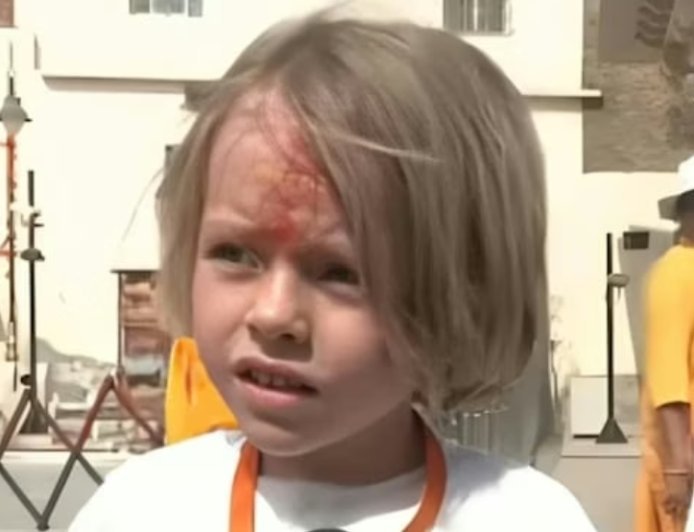 Ayodhya : जर्मनी से आई नन्ही बालिका आंजन्या ने किए रामलला के दर्शन, मंदिर की सुंदरता देख हुई निहाल